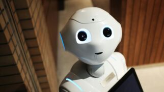 Robôs humanoides são projetados para imitar parte da forma humana, mas ainda enfrentam desafios de equilíbrio, autonomia e segurança (Foto: Pexels)