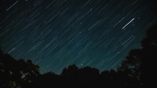 As estrelas cadentes aparecem quando pequenos fragmentos entram na atmosfera em alta velocidade e brilham antes de se desfazer