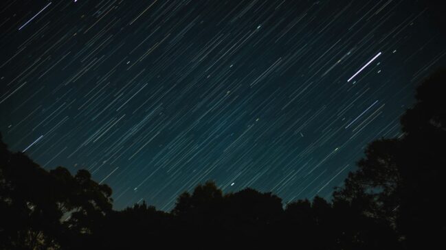 As estrelas cadentes aparecem quando pequenos fragmentos entram na atmosfera em alta velocidade e brilham antes de se desfazer
