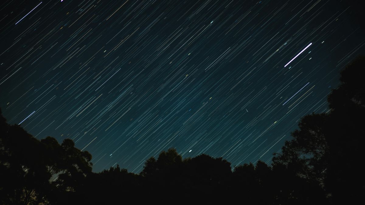 As estrelas cadentes aparecem quando pequenos fragmentos entram na atmosfera em alta velocidade e brilham antes de se desfazer
