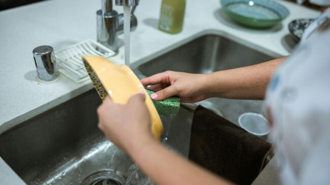 Detergente é um dos itens mais usados na rotina da cozinha, mas misturas caseiras podem ajudar em limpezas pontuais (Foto: Pexels)
