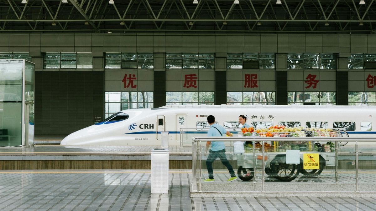 O trem-bala é uma das marcas da expansão ferroviária chinesa nas últimas décadas (Foto: Pexels)
