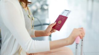 A liberdade de viajar sem enfrentar filas consulares está na mira de novas regras americanas. Sem um acordo de segurança, o visto tradicional voltará a ser obrigatório para quem tem dupla cidadania. Reprodução/Canvas