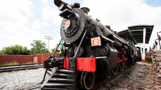 A poucos quilômetros da capital, o destino reúne natureza, memória ferroviária e um clima de fim de semana sem pressa