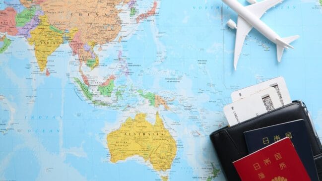 O dia 31 de dezembro de 2026 é a data que deve mudar sua próxima viagem internacional. Ter um passaporte da União Europeia pode não ser mais suficiente para escapar da burocracia e das taxas americanas. Reprodução/Canvas