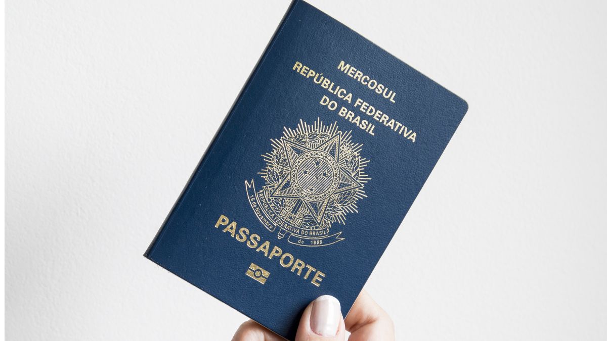A diferença entre o passaporte nacional e o europeu pode diminuir drasticamente. Se a regra mudar, a burocracia enfrentada pelos brasileiros passará a ser a mesma para quem possui dupla cidadania. Reprodução/Canvas