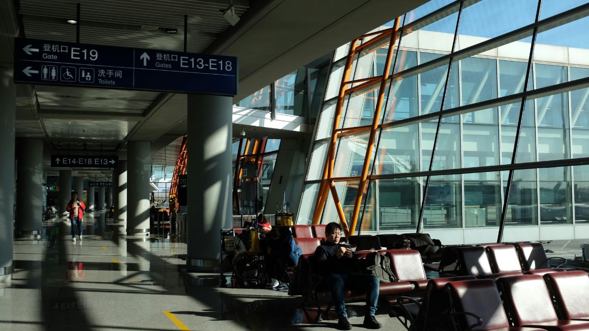 Os corredores dos aeroportos podem ficar mais vazios para o turista europeu-brasileiro. Sem a autorização rápida do ESTA, a logística de viagem para os Estados Unidos exigirá um planejamento com meses de antecedência. Reprodução/Canvas