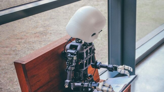 Robôs deixam de ser apenas máquinas industriais e começam a aparecer em espaços pensados para interação com o público (Foto: Pexels)
