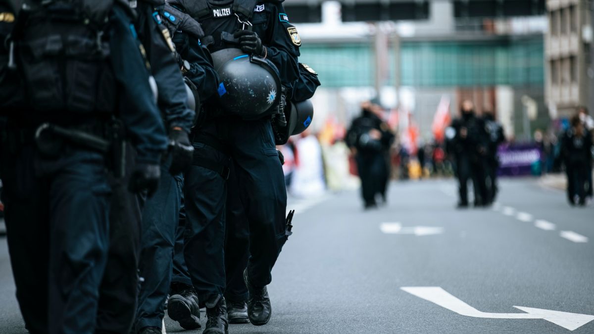 O centro do impasse é o compartilhamento de registros policiais e dados biométricos sensíveis. Os Estados Unidos consideram essa troca de informações inegociável para garantir a segurança das fronteiras e a manutenção dos benefícios de viagem. Reprodução/Canvas