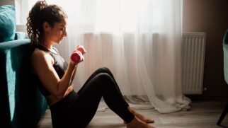Treinos com halteres simples podem fazer parte de uma rotina de força mesmo fora da academia