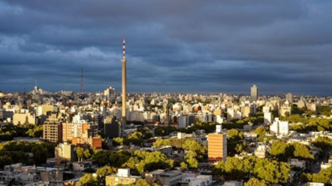 Vista de Montevidéu pelo Rio da Prata ajuda a entender por que a capital uruguaia costuma ser associada a uma rotina urbana mais tranquila