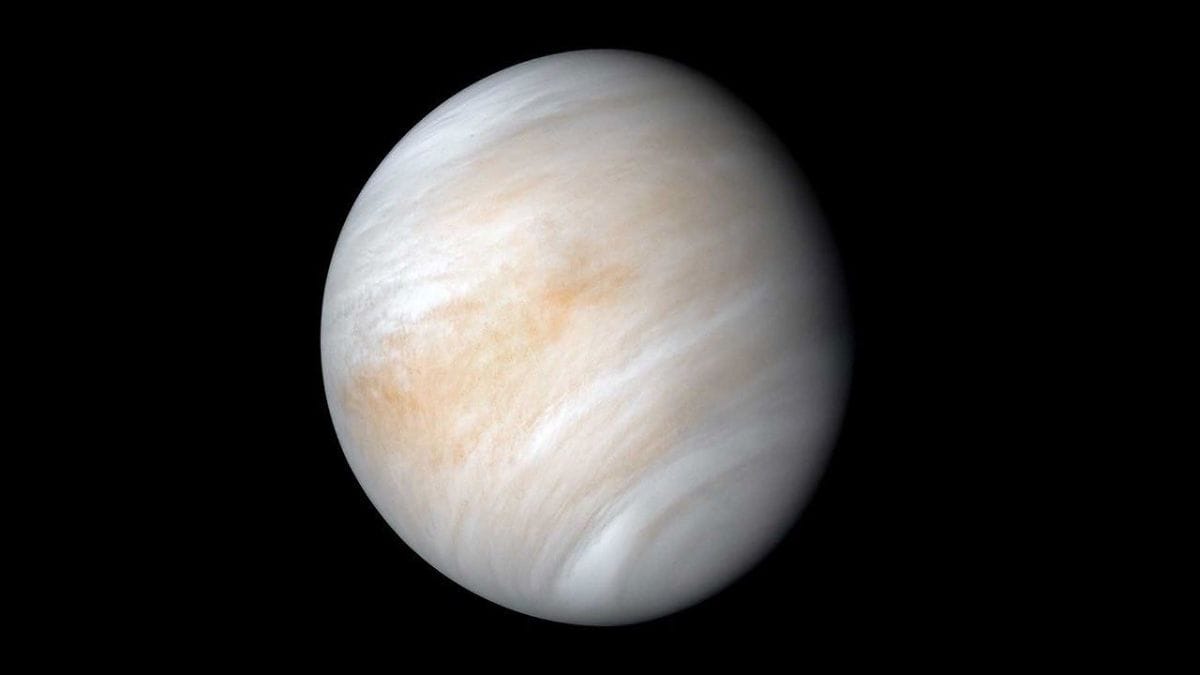 A aparência suave de Vênus esconde uma atmosfera densa e uma superfície difícil de observar diretamente (Foto: NASA)