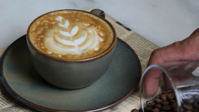 O cafezinho parece simples na xícara, mas carrega uma cadeia que começa no campo e passa por clima, transporte e custos de produção (Foto: Pexels)