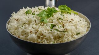 Truque simples da cozinha brasileira ajuda a transformar o arroz do dia a dia sem pesar no sabor e sem mudar a receita