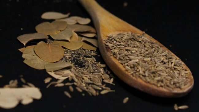 Usado do jeito certo, o louro perfuma os grãos e deixa o arroz mais aromático sem dominar o paladar (Foto: Pexels)