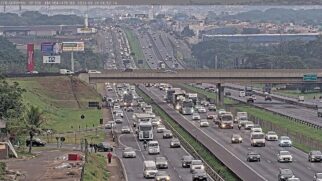 Reflexo do excesso de veículos na Rodovia Anhanguera; principais acessos à capital estão saturados