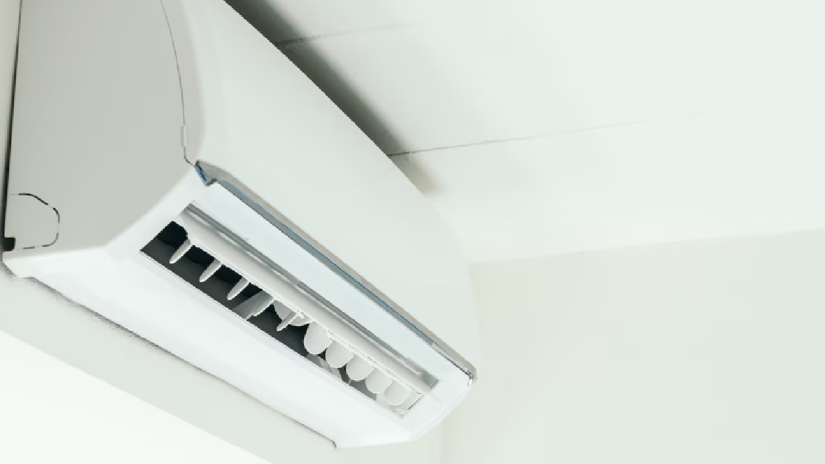 O microclima do quarto sofre forte impacto da nossa rotina. O uso contínuo do ar-condicionado, por exemplo, funciona como um mecanismo de desumidificação, mas gasta muita energia - (feforstock/Freepik)