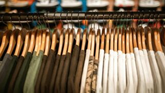 Truques com lacres, elásticos e clipes também facilitam a rotina e evitam peças espalhadas pelo guarda-roupa
