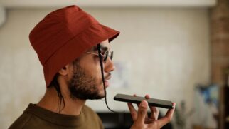Descubra por que o Brasil se tornou o império das mensagens de voz, as regras de ouro da etiqueta no WhatsApp e como a nova função de transcrição por IA promete selar a paz entre os usuários