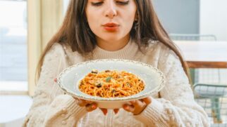 Especialista recomenda alimentos ricos em proteínas e fibras para prolongar a saciedade e evitar exageros no inverno