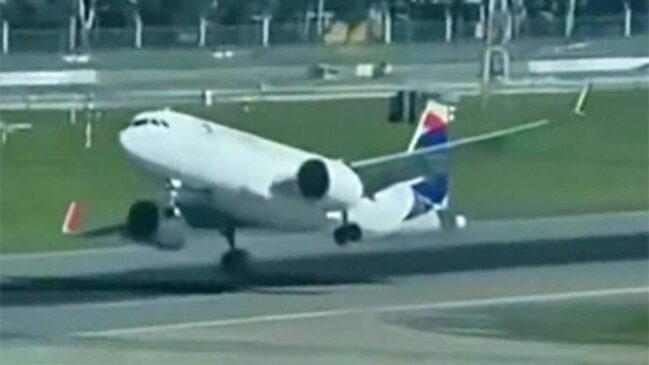 Avião precisou arremeter após tocar o solo, mas na sequência, pousou sem problemas