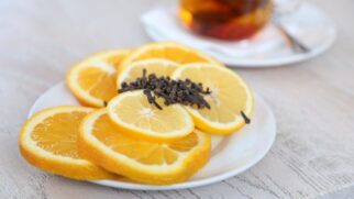 A combinação de limão e ervas cria um perfume mais suave do que muitos aromatizadores artificiais