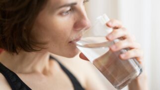 Nem 8, nem 10 copos: estudo publicado na revista Science mostra que a hidratação ideal depende do seu peso e idade. Saiba como calcular a sua