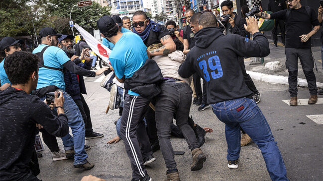 Discussão rapidamente se intensificou e terminou em empurrões e agressões físicas no meio da via