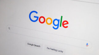 Enquanto os concorrentes sobrecarregavam suas páginas iniciais com banners publicitários e excesso de informações, o Google apostou em uma interface limpa e resultados mais precisos - (Sarah Blocksidge/Pexels)