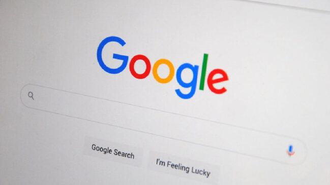 Enquanto os concorrentes sobrecarregavam suas páginas iniciais com banners publicitários e excesso de informações, o Google apostou em uma interface limpa e resultados mais precisos - (Sarah Blocksidge/Pexels)