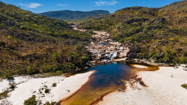 Vilarejo mineiro com cerca de 420 moradores atrai turistas por faixas de areia branca e poços naturais em meio às serras