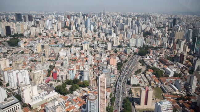 No verão, a temperatura de superfície nas áreas urbanizadas mais críticas da Grande São Paulo atinge até 60 °C, marca típica de grandes galpões industriais