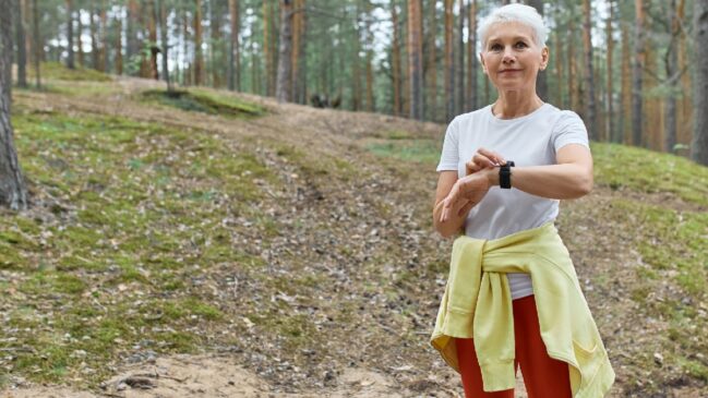 A recomendação torna-se ainda mais crítica para mulheres após os 50 anos - (Karlyukav/Freepik)