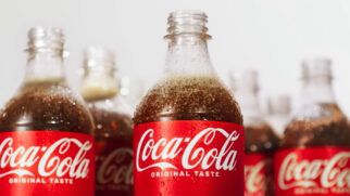 A Coca-Cola iniciou, nesta quinta-feira (11/6), uma campanha de recolhimento de garrafas devido à violação dos rótulos para furtar figurinhas da Copa do Mundo(Reprodução: YouTube)