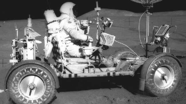 Em 26 de julho de 1971, a missão Apollo 15 decolou levando o Lunar Roving Vehicle (LRV)