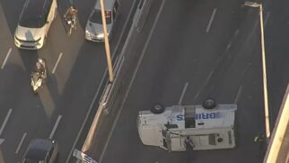 Caminhão tombou logo após a Ponte das Bandeiras, na pista central da Marginal Tietê
