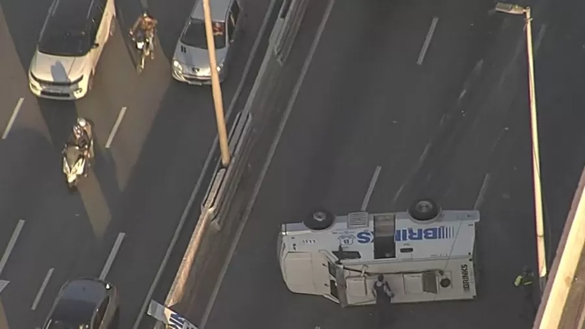 Caminhão tombou logo após a Ponte das Bandeiras, na pista central da Marginal Tietê