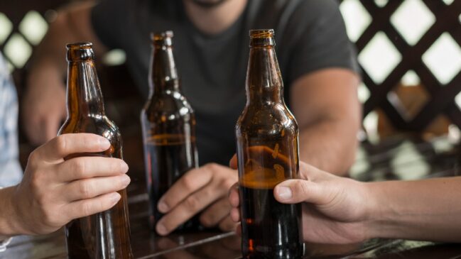 Por outro lado, as bebidas fermentadas, como o vinho e a cerveja, podem ser menos agressivas se ingeridas em pequenas quantidades - (Freepik)