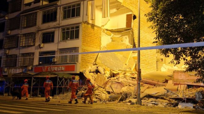 Equipes de resgate atuam após terremoto atingir a região de Guangxi, no sudoeste da China