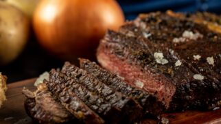 É essencial ter em mente que práticas que vão desde a organização do churrasco até o tempero podem fazer a diferença no sabor