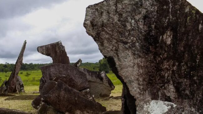 Parque Arqueológico do Solstício abriga um impressionante círculo de pedras construído por antigas civilizações indígenas