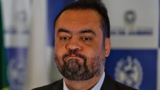 Ex-governador acompanhou as buscas ao lado de seu advogado