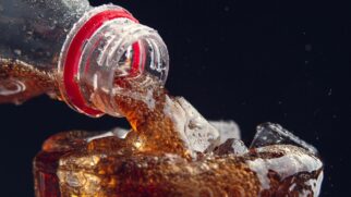 Com a repercussão ameaçando a confiança em uma das marcas mais valiosas do mundo, a Coca-Cola foi a público