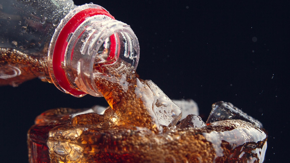 Com a repercussão ameaçando a confiança em uma das marcas mais valiosas do mundo, a Coca-Cola foi a público