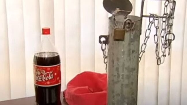 A história original começou em dezembro de 2000. O relojoeiro Wilson Batista Rezende afirmou ter comprado um engradado com seis garrafas do refrigerante - (Reprodução/YouTube)
