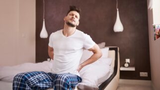 Alongamento simples ainda na cama ajuda a relaxar os músculos e reduzir a dor logo nos primeiros minutos do dia
