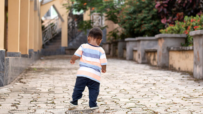 A nova política nacional une União, estados e municípios em uma rede integrada de atendimento para combater o abuso infantil e evitar a revitimização.Criança