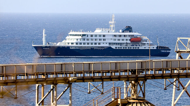 Navio holandês MV Hondius, onde ocorreu o surto, está no litoral de Cabo Verde sem que passageiros possam desembarcar