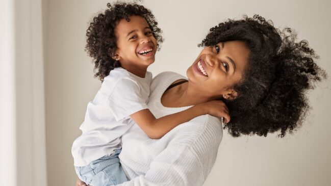 Hoje, o Dia das Mães permanece como um pilar de afeto e consumo, unindo a tradição de reunir famílias com o movimento bilionário de presentes - (Freepik)