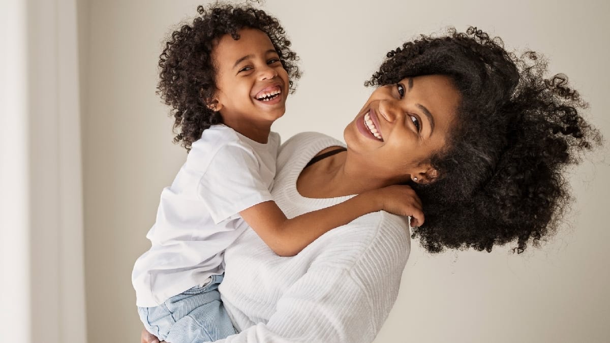Hoje, o Dia das Mães permanece como um pilar de afeto e consumo, unindo a tradição de reunir famílias com o movimento bilionário de presentes - (Freepik)